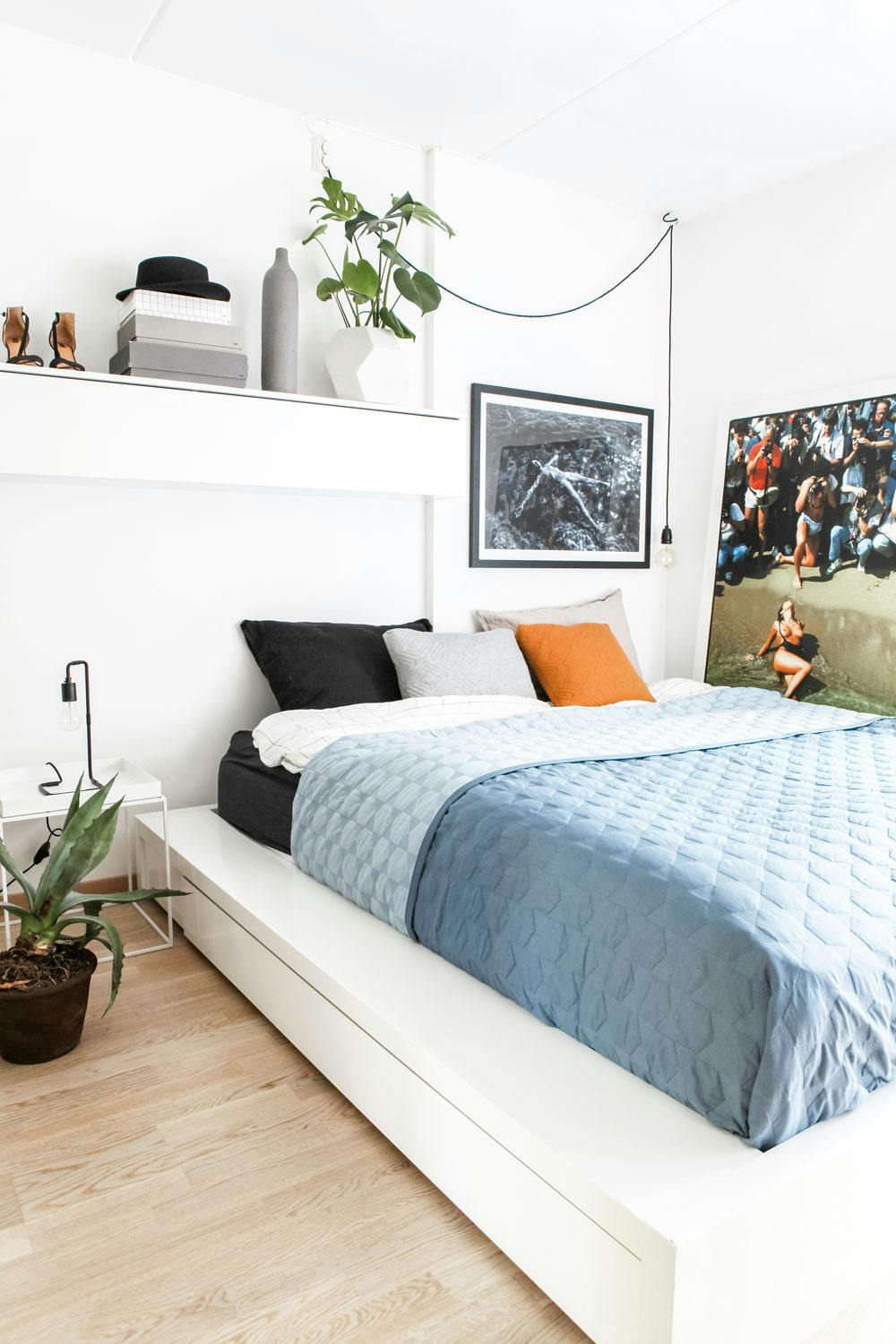 Fotogent soverom Lyst soverom med seng i blått sengeteppe